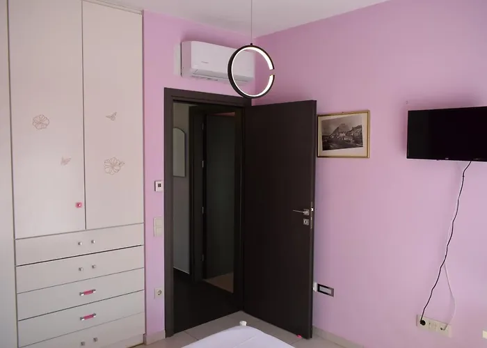 Adonia * Levkákia